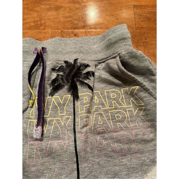 Woman’s Ivy Park shorts size medium - Picture 3 of 5